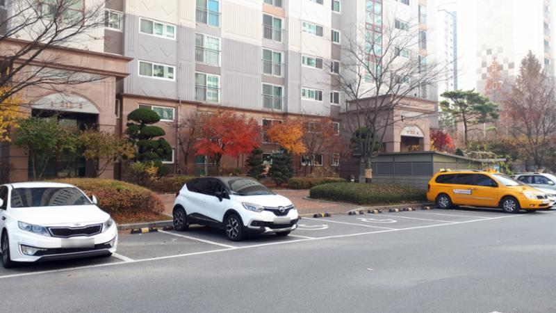 현관과 바로 연결되는 지상 주차장이에요