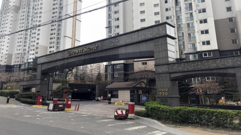 세련되고 고급스러운 문주가 돋보이는 단지정문이에요
