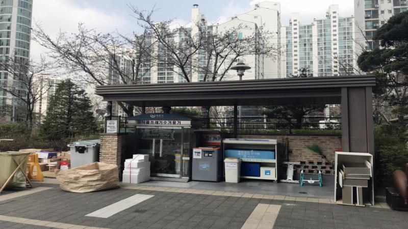 입주민들의 생활편의를 위하여 재활용 분리수거장을 야외에 별도로 설치하여 편의를 높였으며, 단지를 깨끗하게 관리할 수 있어요