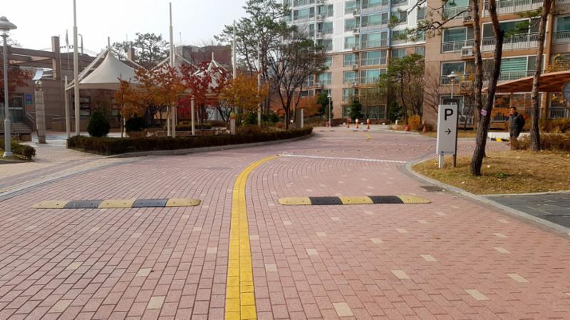 단지 내부를 이어주는 도로에요