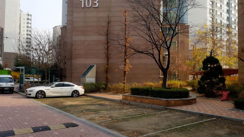 단지 현관 곳곳마다 지상주차장이 마련되어 있고 넓이 또한 넉넉하여 차량 간의 불편사항이 없으며 도로와 인접해 정문이나 후문으로 이동이 편해져요