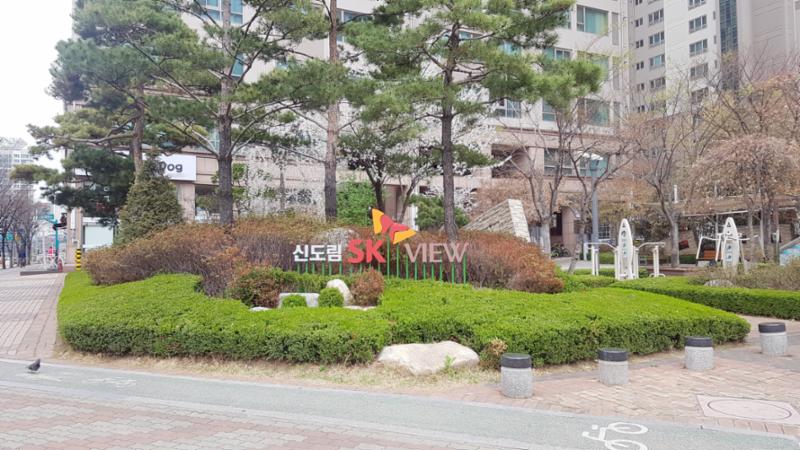 멋스러운 조경시설과 조화롭게 꾸며진 공간이에요