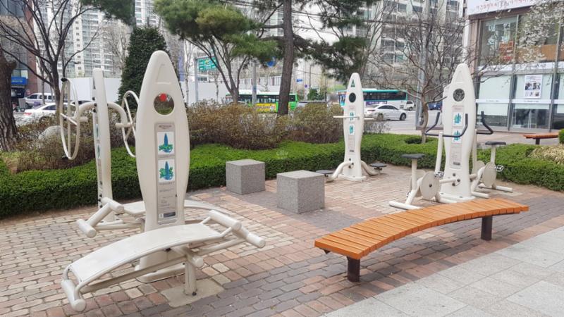 단지 내에 체육시설이 설치되어 있어요