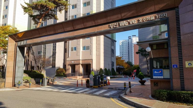 고급스러운 디자인의 문주가 설치되어 있는 호수마을위브1단지 정문이에요