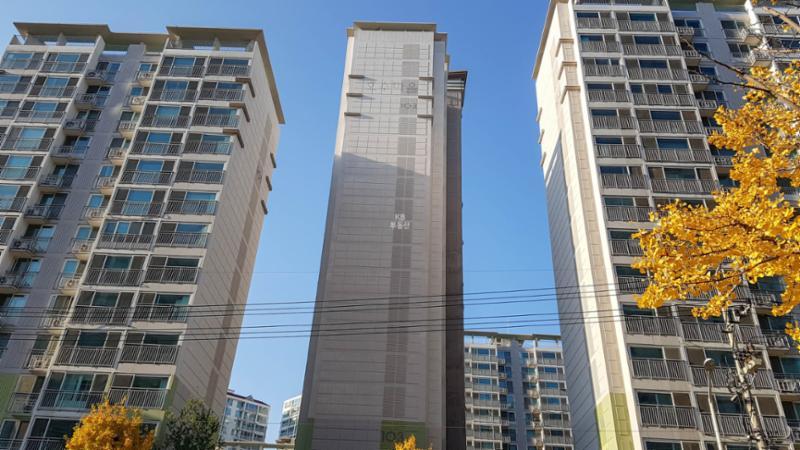 아파트 내에는 다양한 커뮤니티 시설이 갖춰져 있으며, 주변이 주거 단지로 밀집되어 있어 조용한 주거환경을 누릴 수 있어요