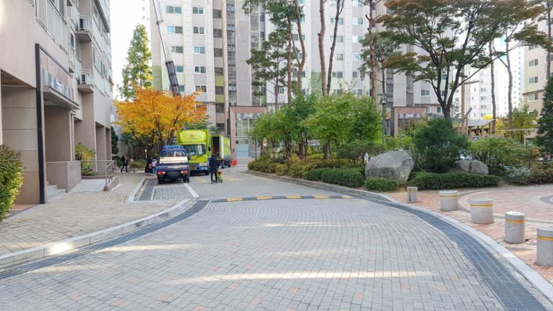 단지 내 도로는 대부분 평지이며, 보도블록이 깨끗하게 관리되고 있어 보행은 기본, 유모차나 자전거 이동도 수월해요