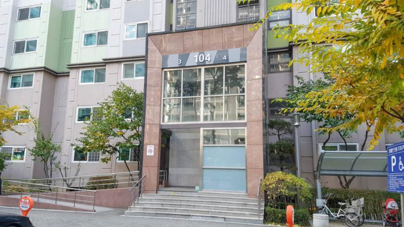 멋스러운 외관 디자인이 갖춰진 공용 현관이에요