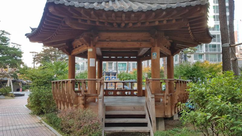 단지 내에서 즐겁고 여유로운 시간을 보낼 수 있는 고급스러운 정자 형태의 쉼터예요