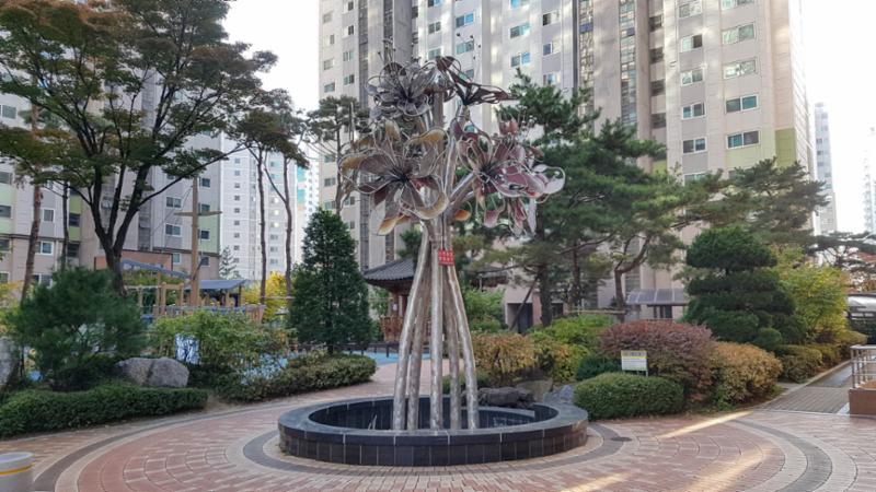 단지의 품격을 높여줄 고급스러운 예술 조형물이 단지 내 곳곳에 설치되어 있어요