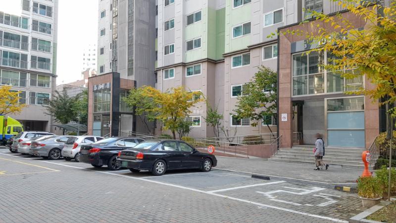 공용현관앞에 지상 주차장이 마련되어 있으며, 카스토퍼가 각 구획마다 갖춰져 있어 안전한 보행로를 제공해요