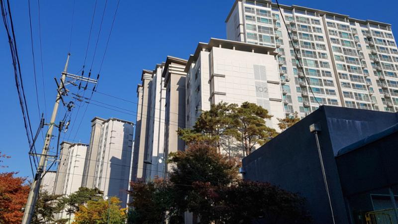 심플한 외관 디자인으로 품격있고 고급스러움이 느껴지는 단지 모습 입니다