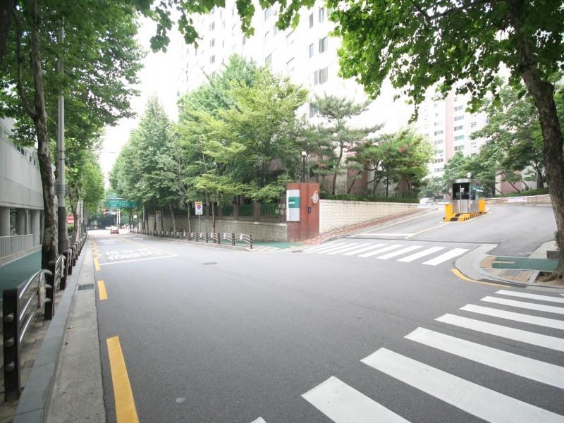 정문앞도로