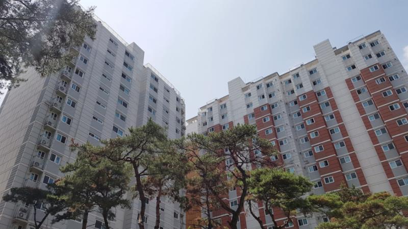단지 주변으로 다양한 초, 중, 고 학군과 편리한 생활 인프라시설이 인접해 있어 편리한 주거 인프라를 누릴 수 있는 단지에요