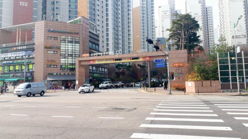 e편한세상센트레빌 아파트 단지 정문입니다