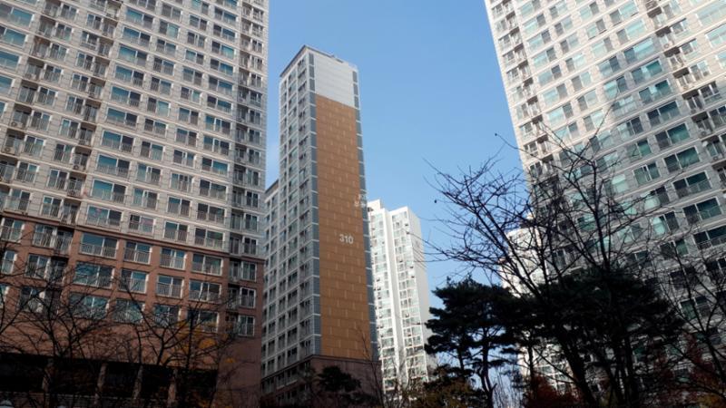 310동 e편한세상센트레빌 아파트 단지 전경이에요