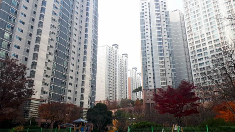 e편한세상센트레빌 아파트 303동 전경 모습입니다