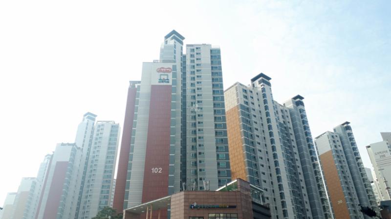 e편한세상센트레빌 아파트 102동 전경 모습입니다