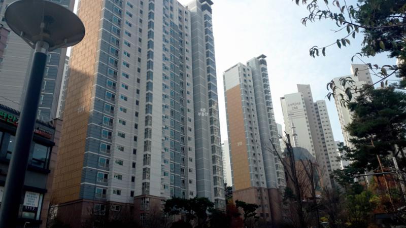 e편한세상센트레빌 아파트 310동 전경 모습입니다