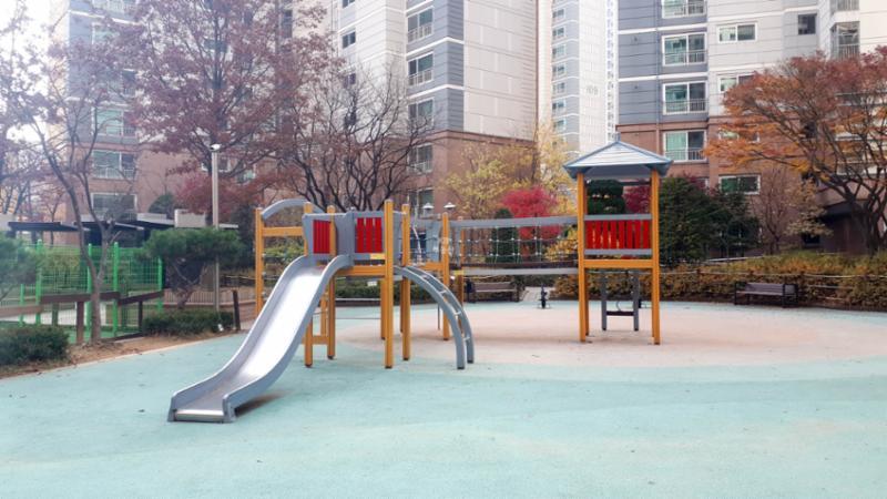 e편한세상센트레빌 아파트 단지 내 놀이터이고요