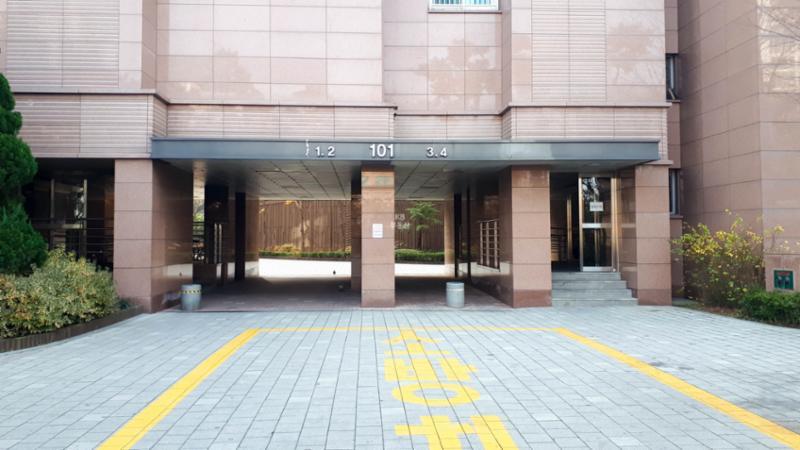 고급스러운 디자인의 공용현관 입구이에요