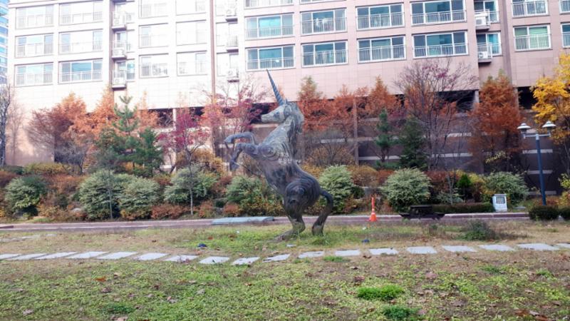 e편한세상센트레빌 아파트 단지 내 조형물이에요