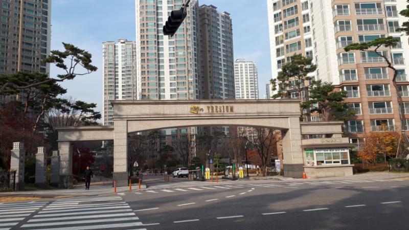 방문객 차량 출입구와 입주민 전용 출입구가 분리되어 있어 보안이 우수한 단지에요