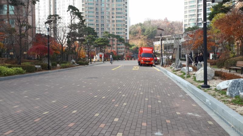 차선 없는 단지 내 도로에요
