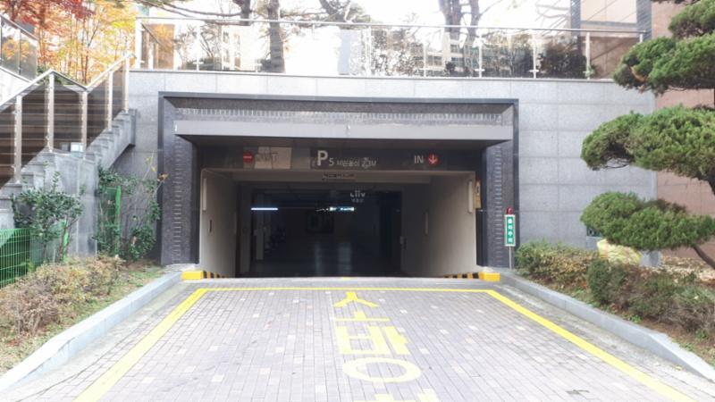 총 1,830대를 주차할 수 있는 지하 주차장 출입구에요