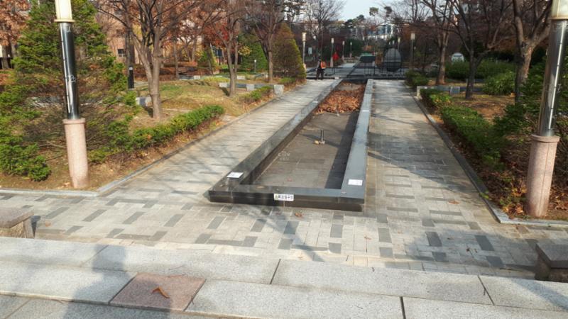 단지 내 위치한 공원으로 산책로와 분수대 및 수변시설이 설치되어 있어 편리하게 이용하실 수 있어요
