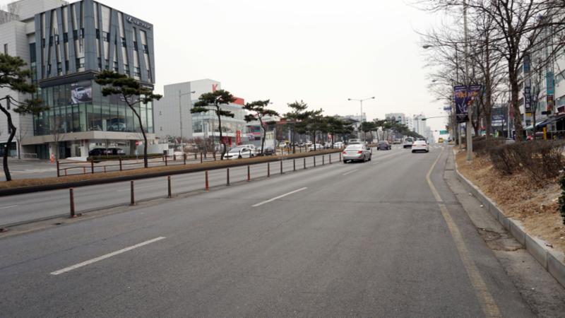 단지 인근에 위치한 왕복 경수대로 도로입니다