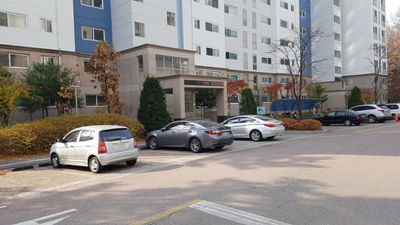 현관과 바로 연결되는 지상 주차장이에요