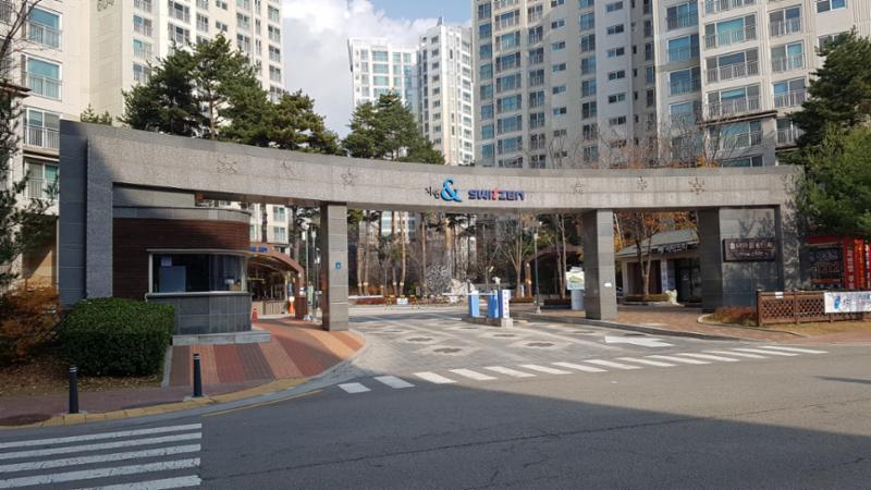 흥덕마을6단지자연앤스위첸 아파트 단지 정문이에요