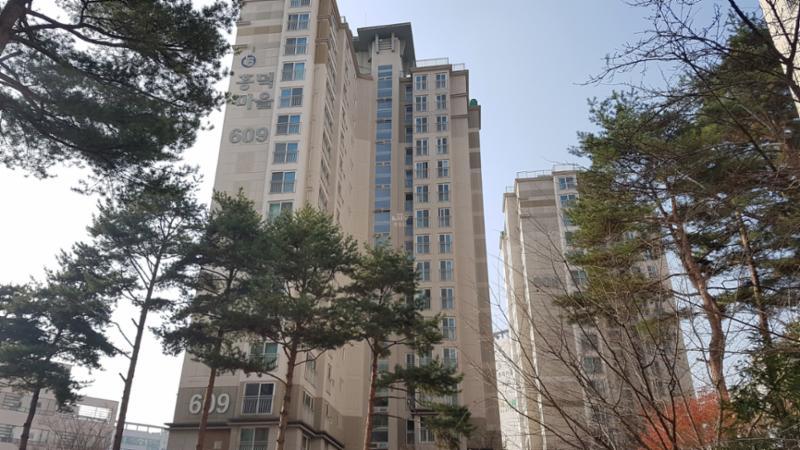 고급스러운 디자인과 차별화된 분위기로 단지의 품격을 한층 더 높이는 흥덕마을6단지자연앤스위첸 단지 전경 모습이에요