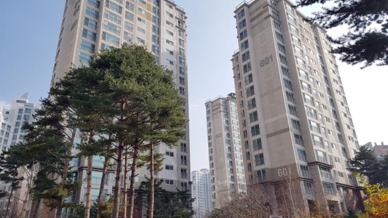 흥덕마을6단지자연앤스위첸 단지 전경 모습이에요