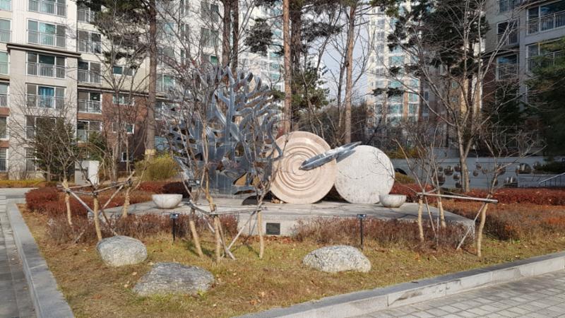 단지 곳곳에 다양한 조형물이 갖춰져 있어 보는 재미가 있는 단지 전경이에요
