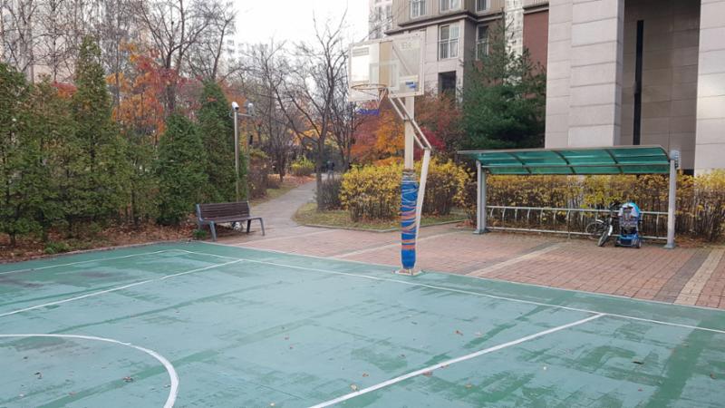 농구대가 설치된 단지 내 체육 시설이에요