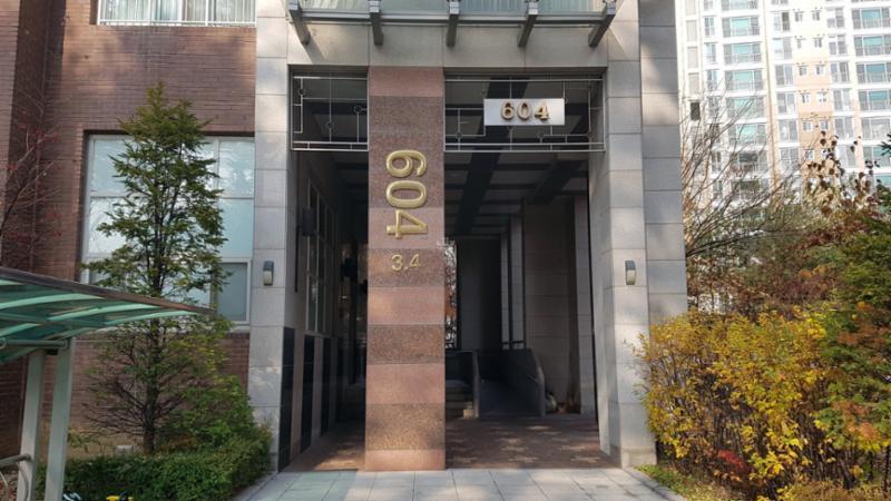 흥덕마을6단지자연앤스위첸 아파트 604동 1층 공동현관이에요