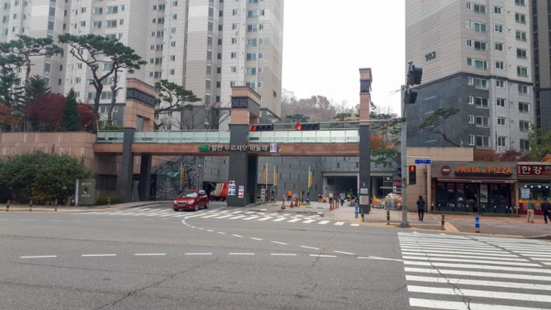 철산푸르지오하늘채 단지 정문이에요