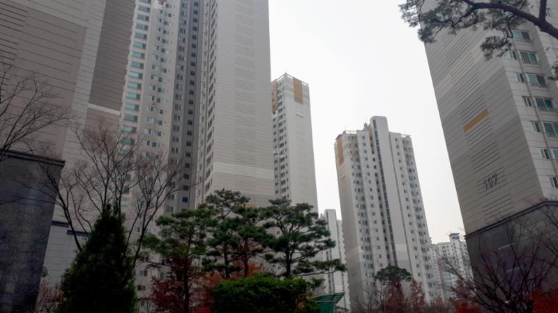 깔끔한 철산푸르지오하늘채 단지 외형이에요