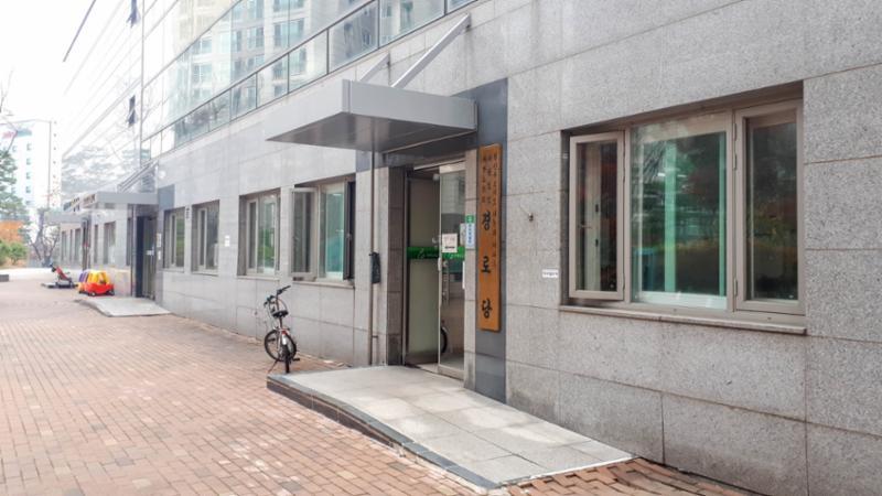어르신들께서 어울리실 수 있고 즐거운 시간을 보내실 수 있는 단지 내 경로당이에요