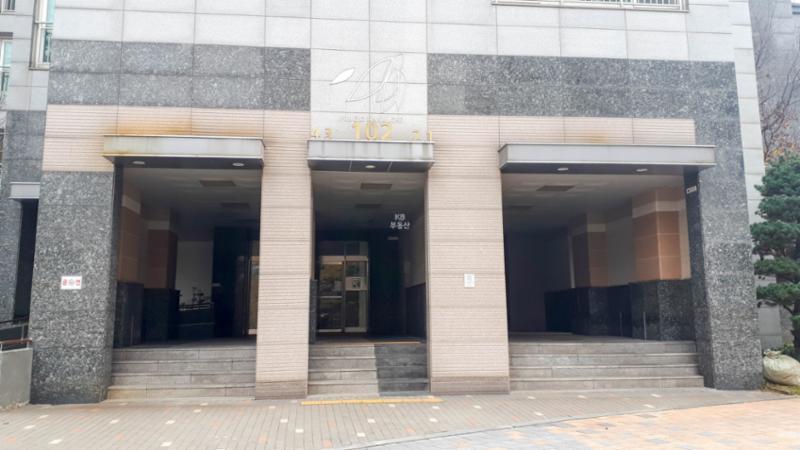 철산푸르지오하늘채 아파트 공동현관이에요
