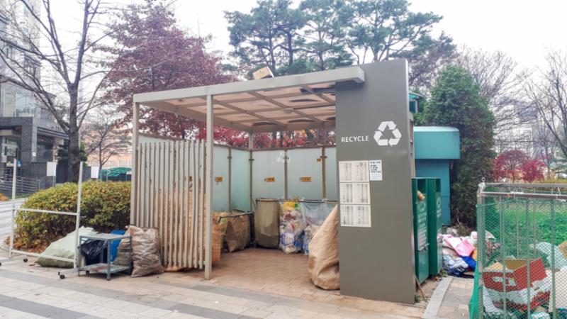 철산푸르지오하늘채 단지 내 분리수거함이에요