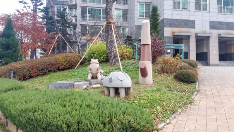 철산푸르지오하늘채 아파트 단지 내 조형물입니다