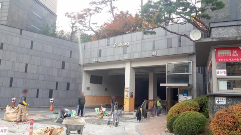 철산푸르지오하늘채 아파트 단지 내 지하주차장입니다