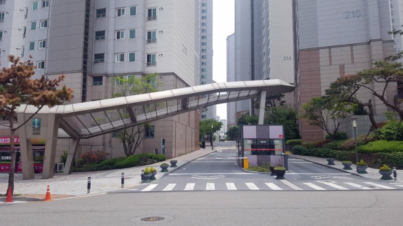 멋스러운 문주가 돋보이는 단지 정문이에요