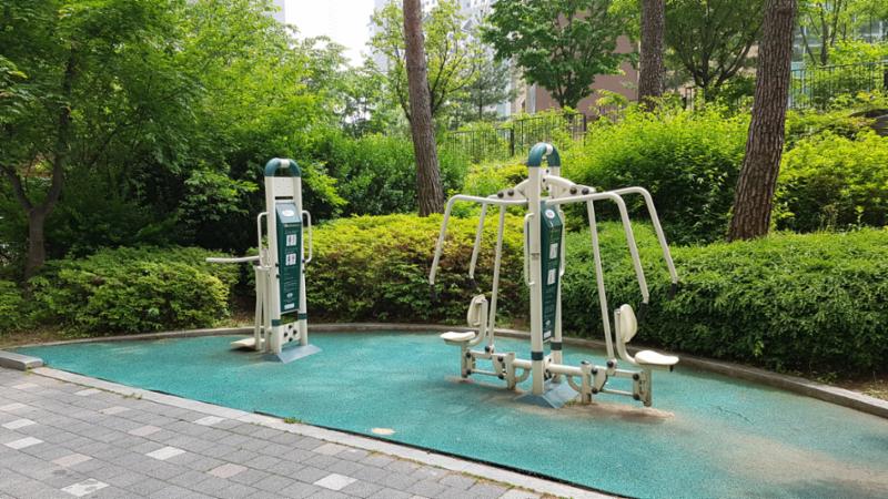 체력 단련이 가능한 다양한 운동기구가 설치된 단지 내 운동시설이에요