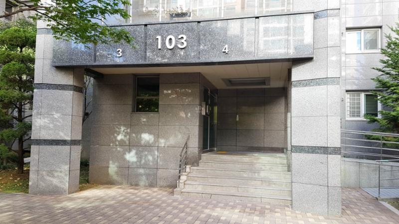 103동 1층 현관이에요