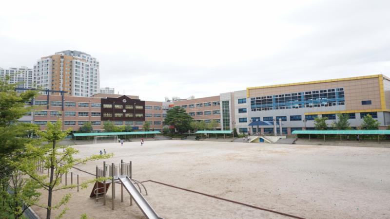 단지 주변에 위치해 있는 내손초등학교입니다