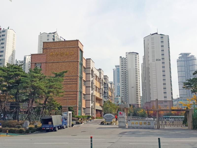 단지 주변에 석우중학교가 위치해 있습니다