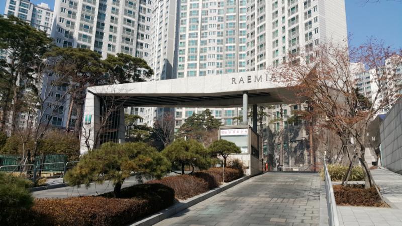 멋스러운 문주가 돋보이는 단지 정문이에요